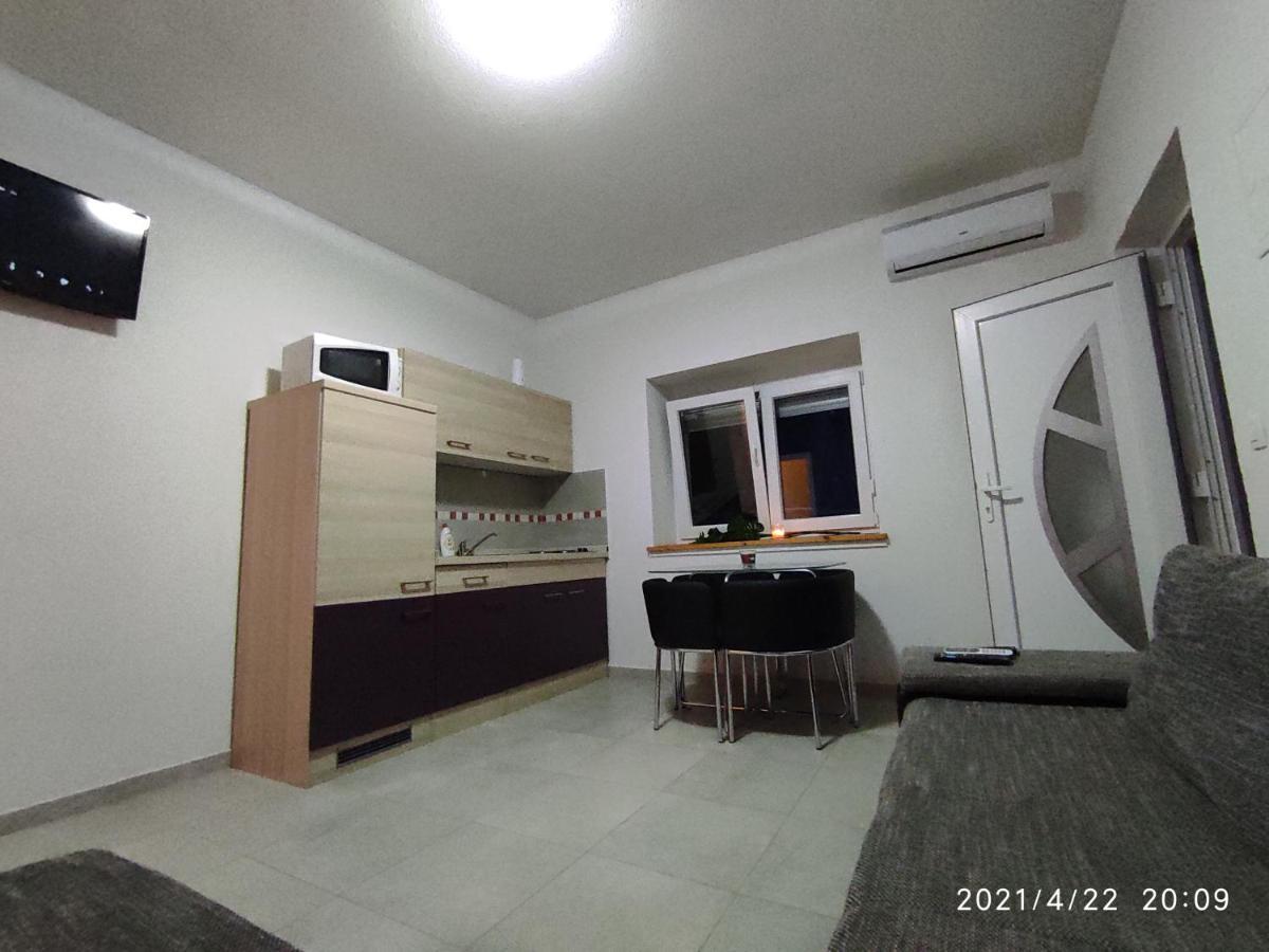 Apartmani Quattro Starigrad Paklenica Exterior photo